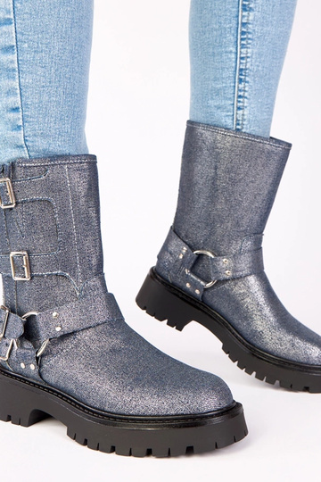 Modré čižmy zdobené sponami... 2