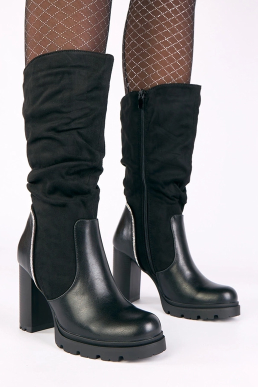 Čierne čižmy na podpätku zdobené...