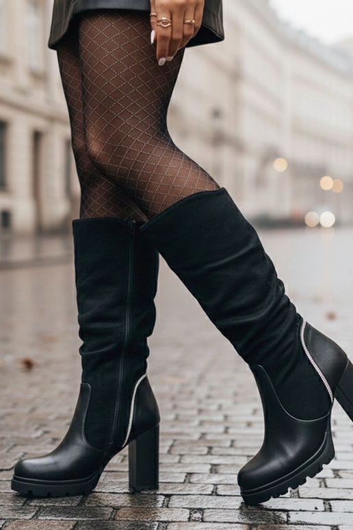 Čierne čižmy na podpätku zdobené...