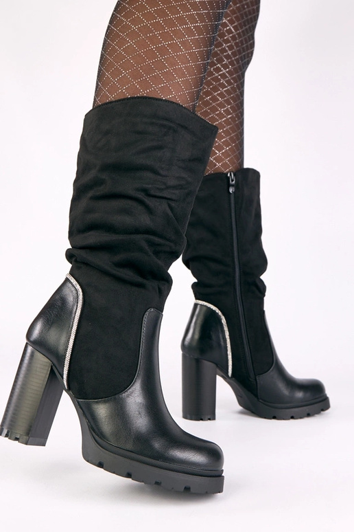 Čierne čižmy na podpätku zdobené...