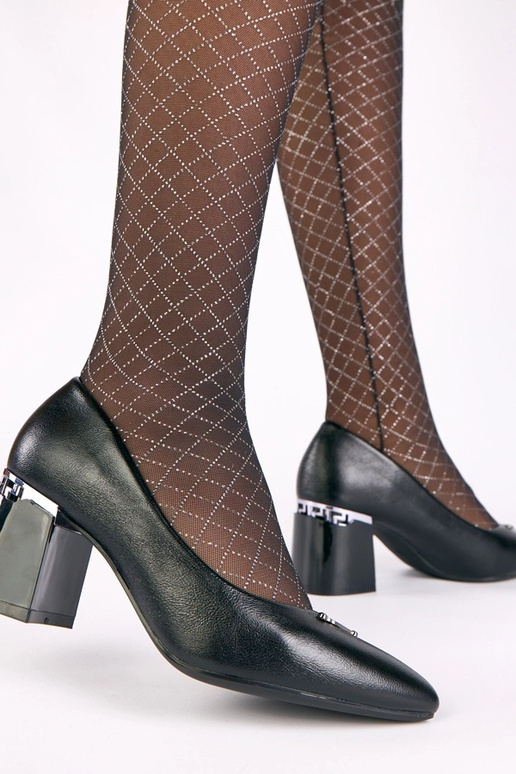 Čierne lodičky na dekoratívnom...