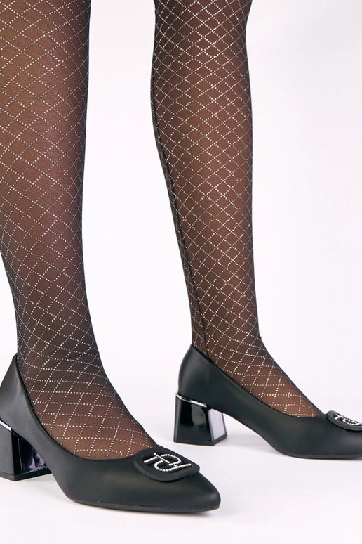 Čierne dámske topánky na stĺpiku...