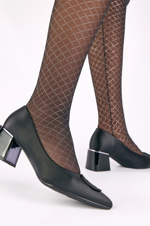 Čierne dámske topánky na stĺpiku...