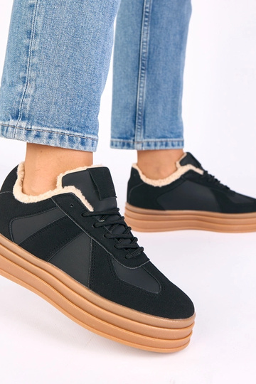 Čierne športové topánky... 2