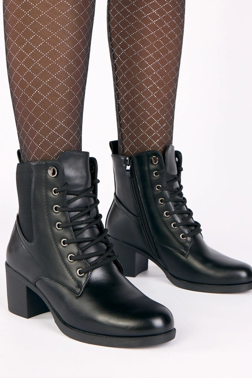 Čierne kotníkové topánky na stĺpiku s...