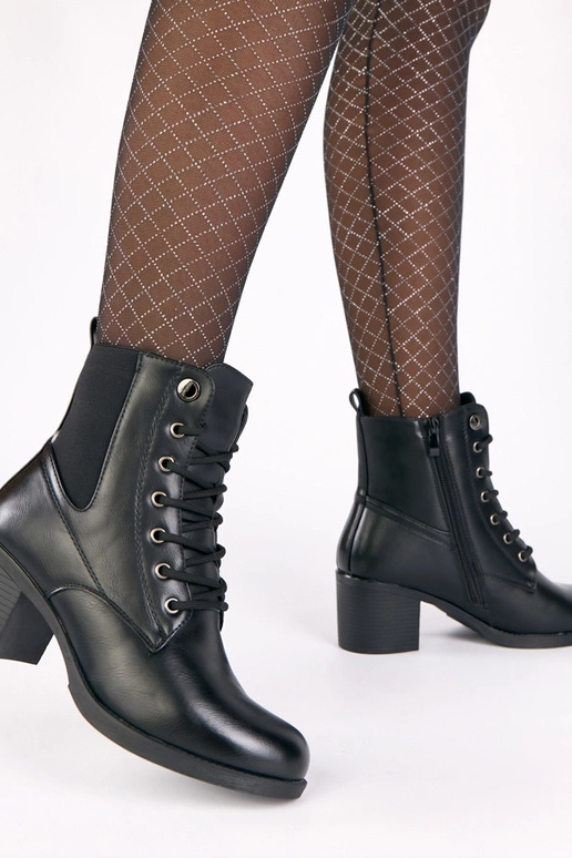 Čierne kotníkové topánky na stĺpiku s...