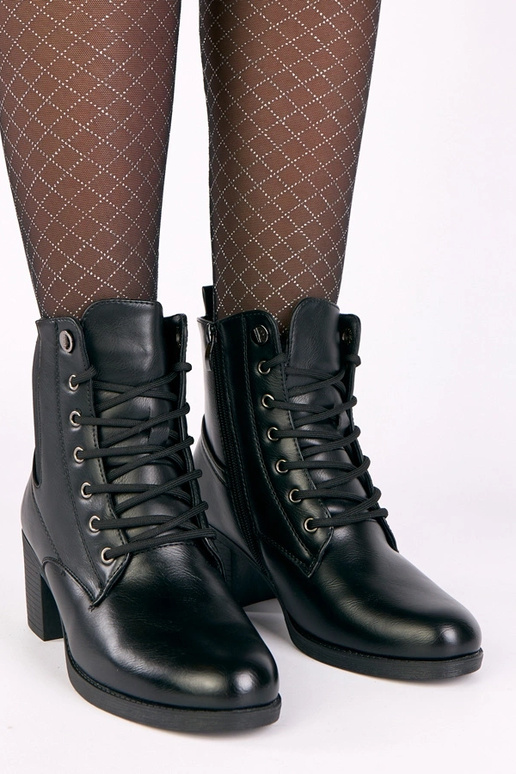 Čierne kotníkové topánky na stĺpiku s...