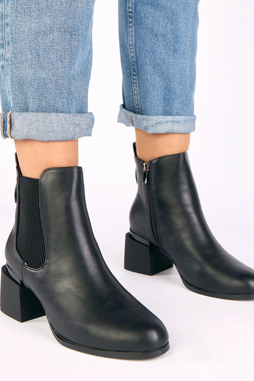 Čierne členkové topánky s elastickým...