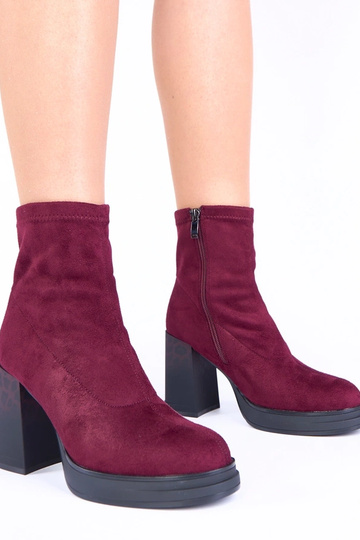Fialové topánky na podpätku...