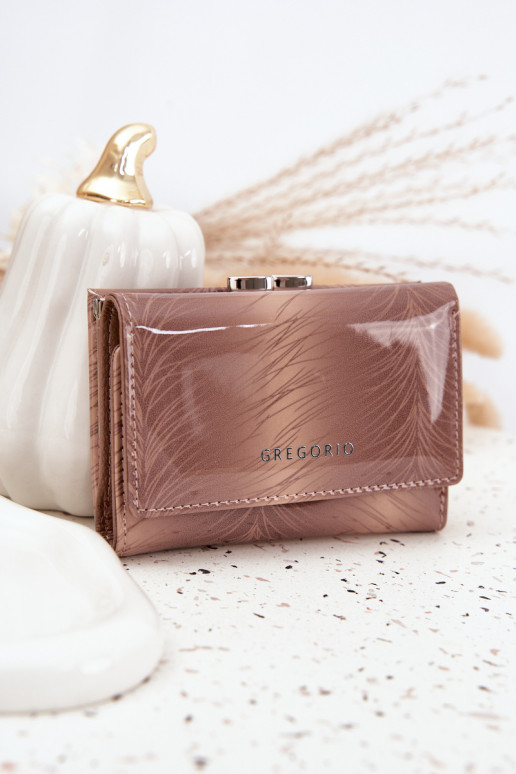 Lakovú dámsku peňaženku s leskom slonovinovej farby Cermina