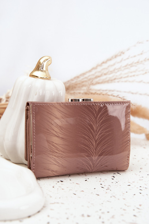 Lakovú dámsku peňaženku s leskom slonovinovej farby Cermina