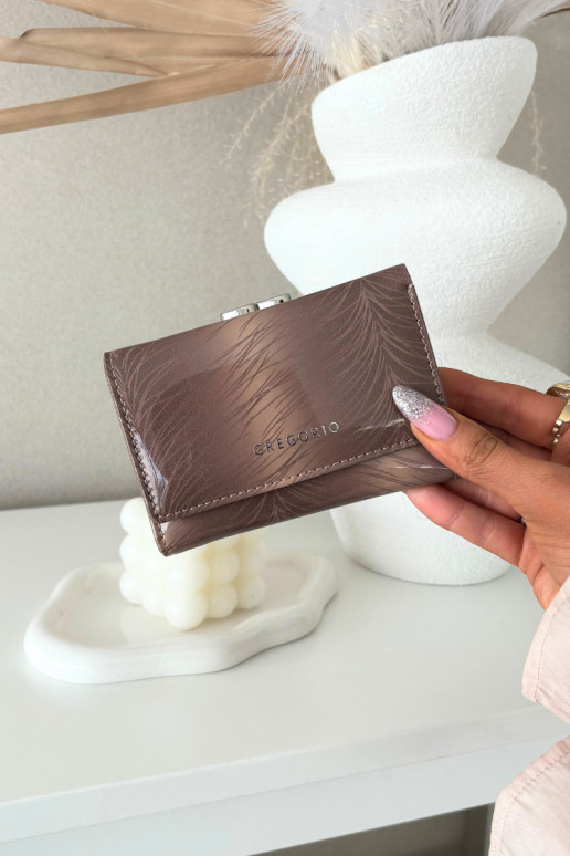 Lakovú dámsku peňaženku s leskom slonovinovej farby Cermina