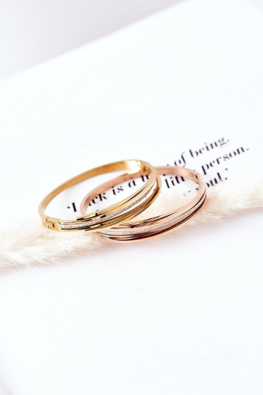 Oceľový náramok s trblietavými otvormi zlatej farby