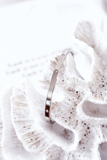 Oceľový náramok s trblietavými otvormi strieborná farba