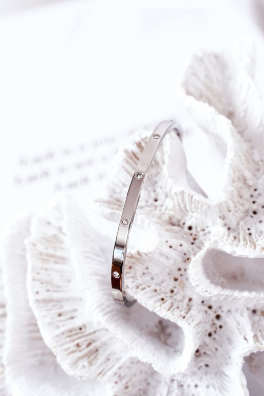 Oceľový náramok s trblietavými otvormi strieborná farba