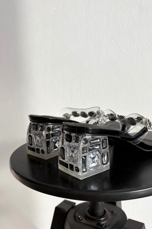 Dámske papuče so svietiacimi otvormi D&A MR1037-02 čierna