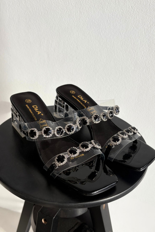 Dámske papuče so svietiacimi otvormi D&A MR1037-02 čierna