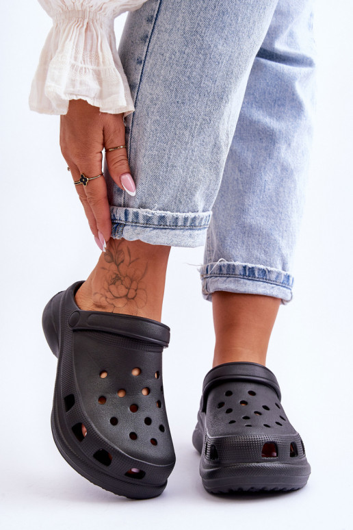 Penové šľapky Crocs s trendovou masívnou podrážkou čierna Katniss