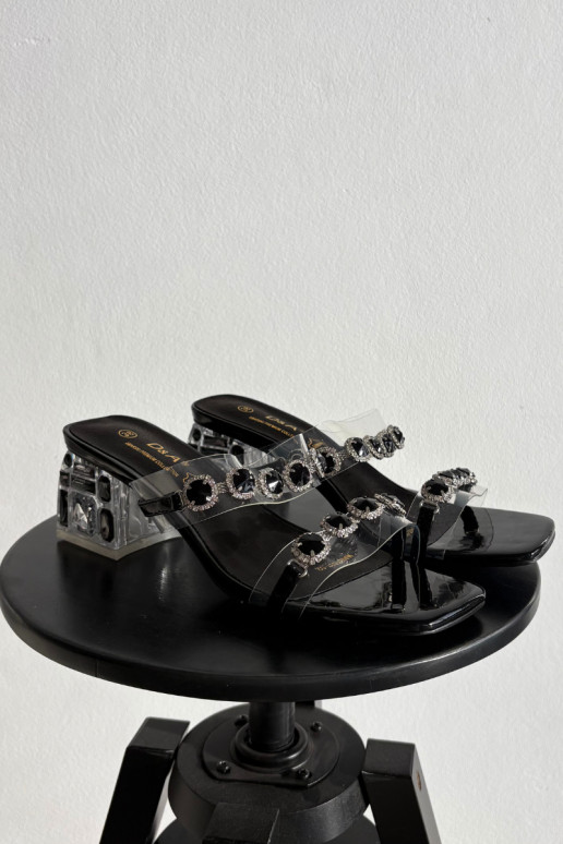 Dámske papuče so svietiacimi otvormi D&A MR1037-02 čierna