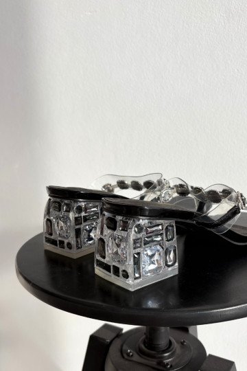 Dámske papuče so svietiacimi otvormi D&A MR1037-02 čierna 2