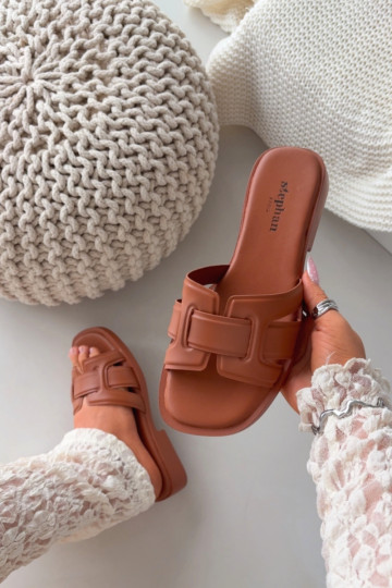 Dámske papuče so širokými podpätkami Hnedá farba Lorania