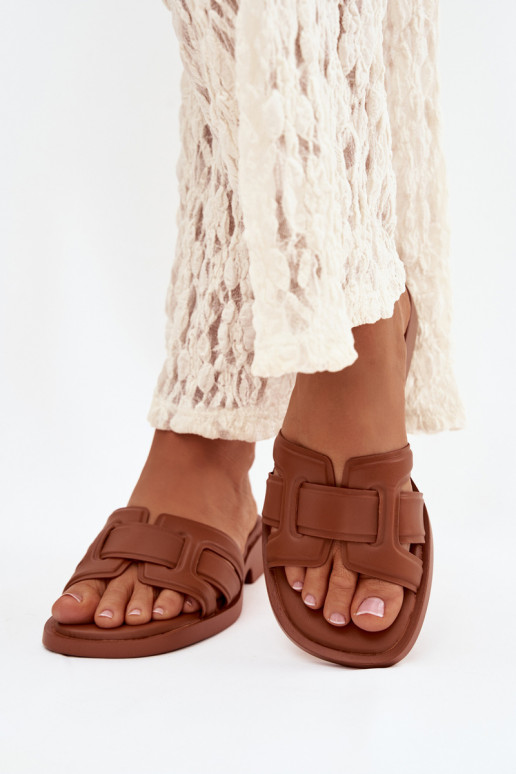 Dámske papuče so širokými podpätkami Hnedá farba Lorania