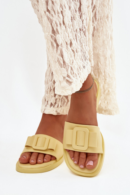 Dámske papuče so širokými podpätkami s prackami žltá Melivra