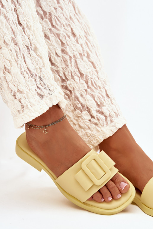 Dámske papuče so širokými podpätkami s prackami žltá Melivra