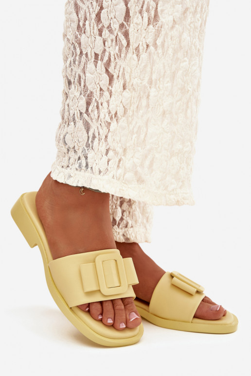 Dámske papuče so širokými podpätkami s prackami žltá Melivra