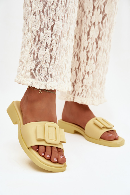 Dámske papuče so širokými podpätkami s prackami žltá Melivra