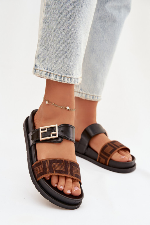 Dámske papuče so zlatými sponami, čierne