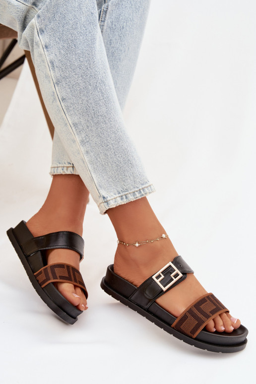 Dámske papuče so zlatými sponami, čierne