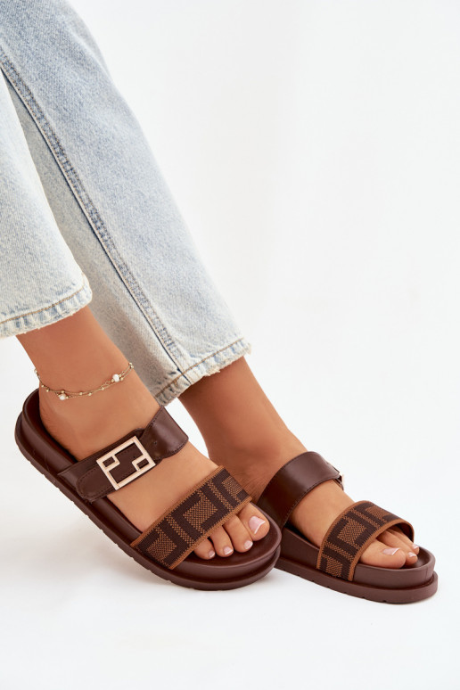 Dámske papuče so zlatými sponami, hnedé