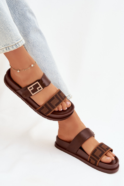 Dámske papuče so zlatými sponami, hnedé