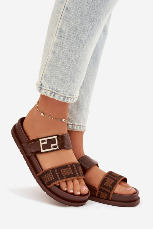 Dámske papuče so zlatými sponami, hnedé