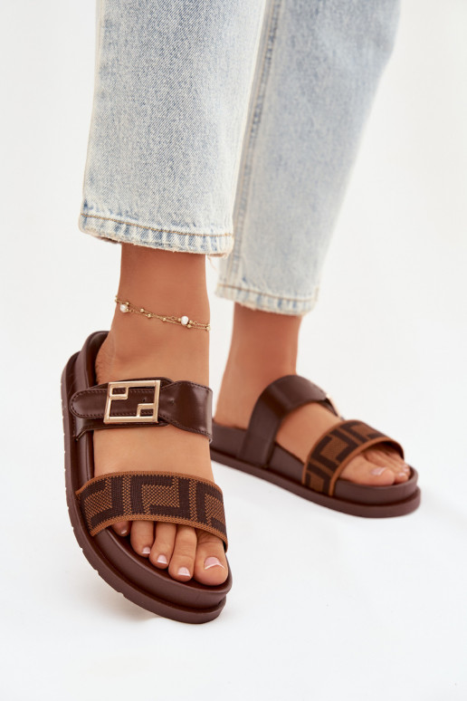 Dámske papuče so zlatými sponami, hnedé