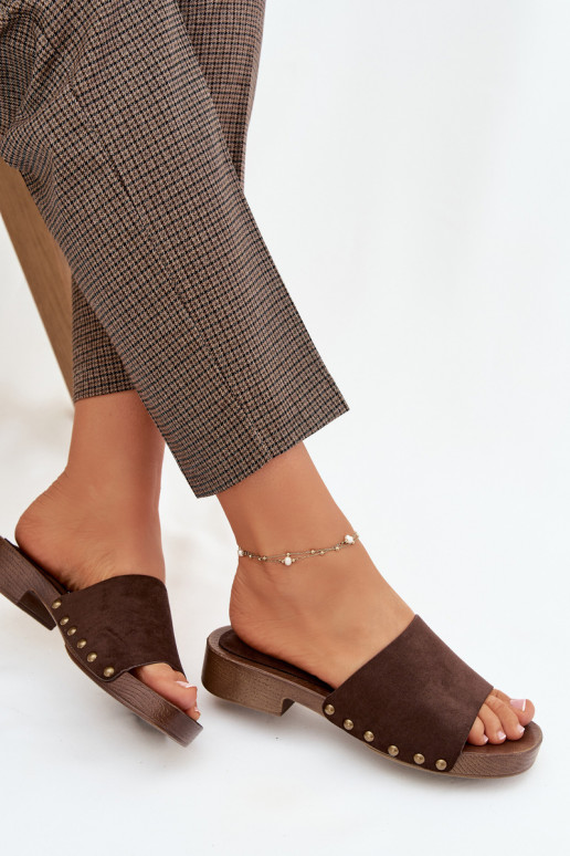 Dámske papuče so širokými podpätkami Ze zlatej farbymi Svorníky CzekoladoIne Girella