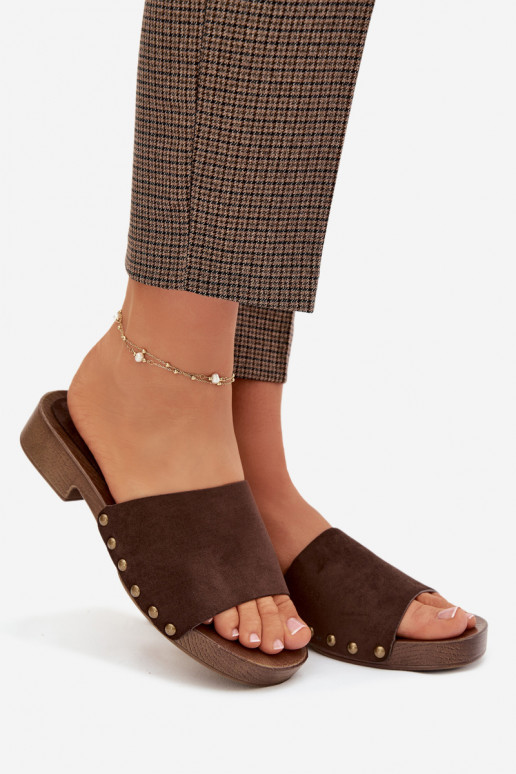 Dámske papuče so širokými podpätkami Ze zlatej farbymi Svorníky CzekoladoIne Girella