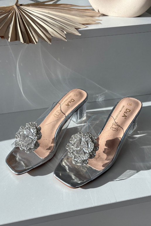 Strieborné priesvitné šľapky D&A MR1037-20 s podpätkami a ornamentmi