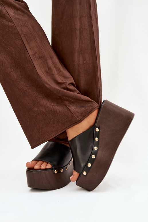 Dámske sandále na platforme s cvočkami v čiernej farbe Taireline