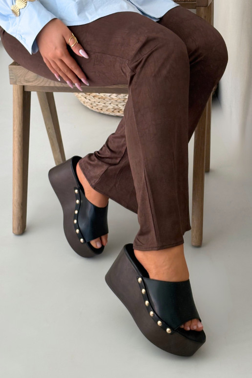 Dámske sandále na platforme s cvočkami v čiernej farbe Taireline