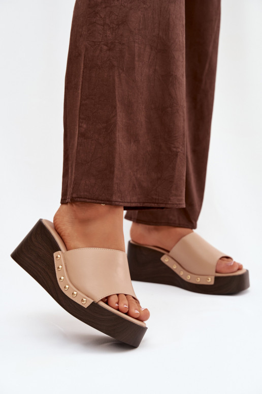 Dámske sandále na platforme so zlatými cvočkami v pieskovej farbe Arionne