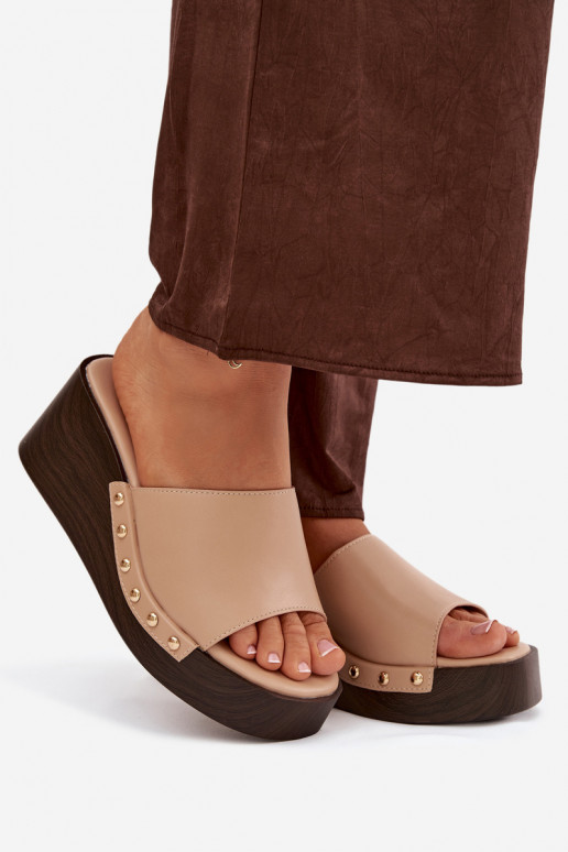 Dámske sandále na platforme so zlatými cvočkami v pieskovej farbe Arionne