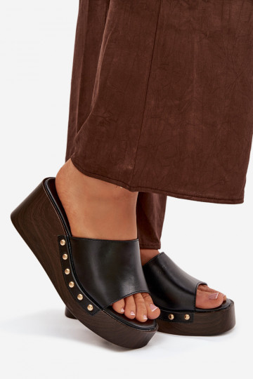 Dámske sandále na platforme so zlatými cvočkami v čiernej farbe Arionne