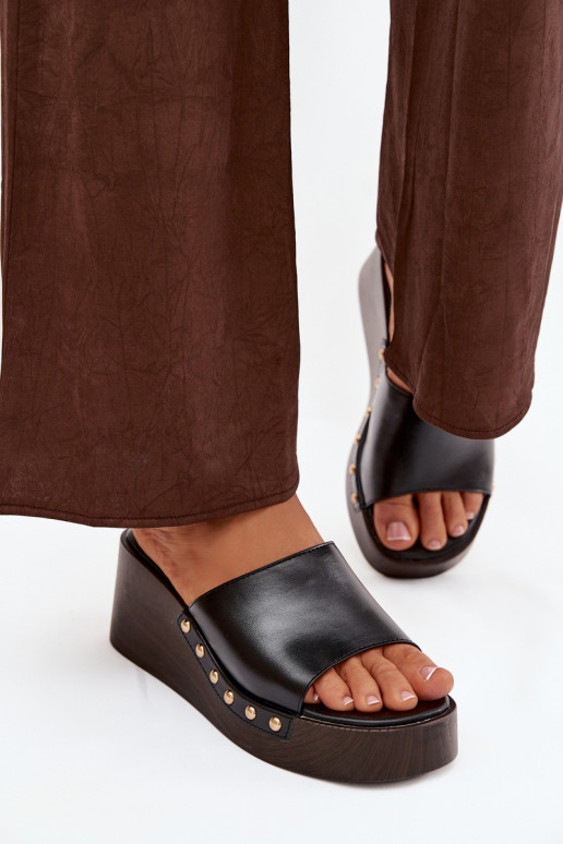 Dámske sandále na platforme so zlatými cvočkami v čiernej farbe Arionne