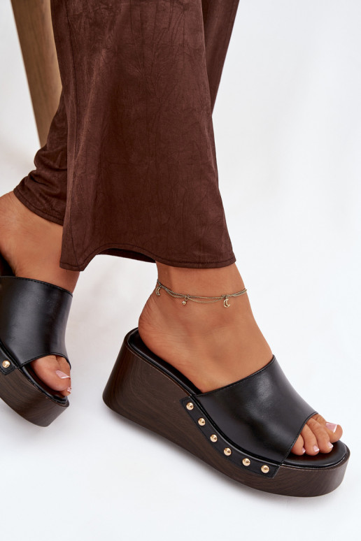 Dámske sandále na platforme so zlatými cvočkami v čiernej farbe Arionne