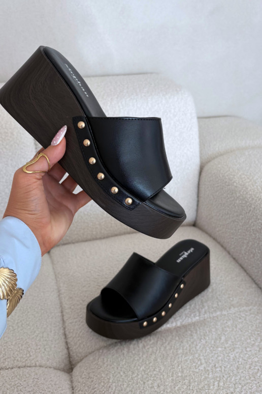 Dámske sandále na platforme so zlatými cvočkami v čiernej farbe Arionne