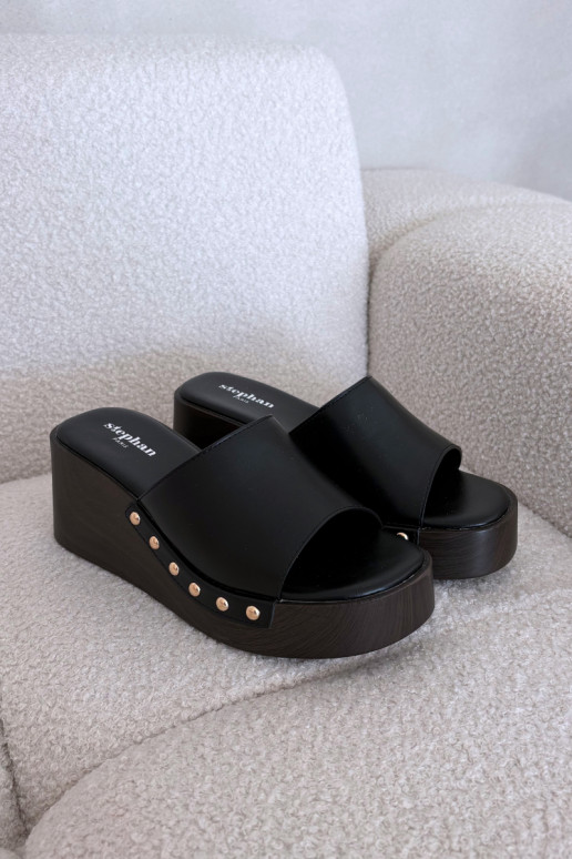 Dámske sandále na platforme so zlatými cvočkami v čiernej farbe Arionne