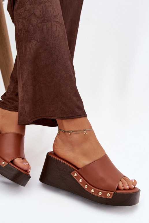 Módne platformové šľapky v zlatej farbe Arionne, hnedé