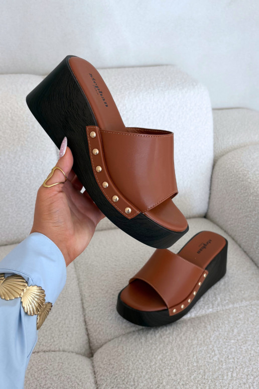 Módne platformové šľapky v zlatej farbe Arionne, hnedé